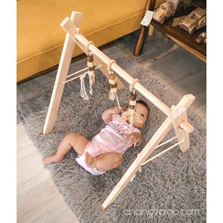 Kệ chữ A cho bé sơ sinh, kèm móc treo thành cũi các con vật ngộ nghĩnh, làm bằng gỗ tự nhiên cao cấp, Chàng Trai Gỗ