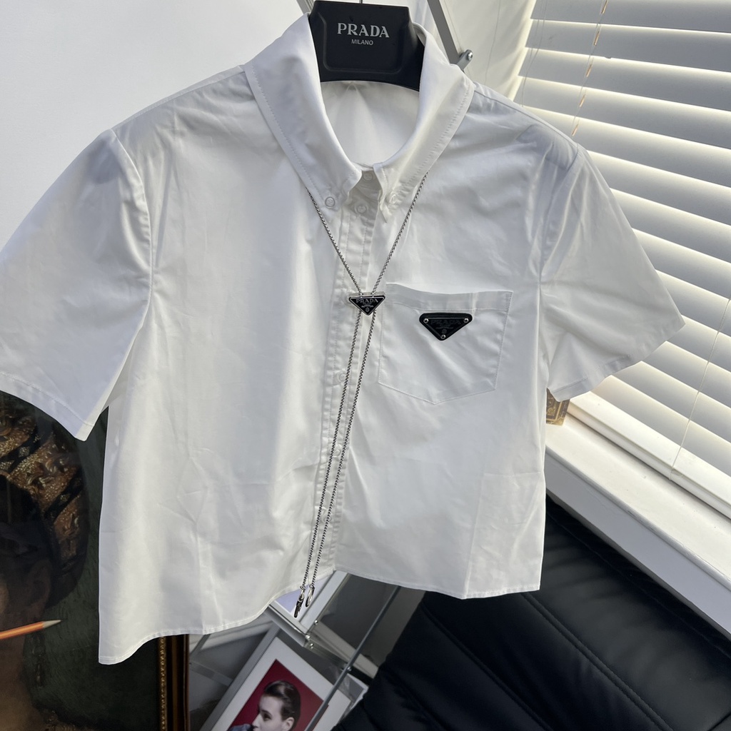 Set áo sơ mi croptop và chân váy thời trang cao cấp Prada phong cách trẻ trung, thu hút