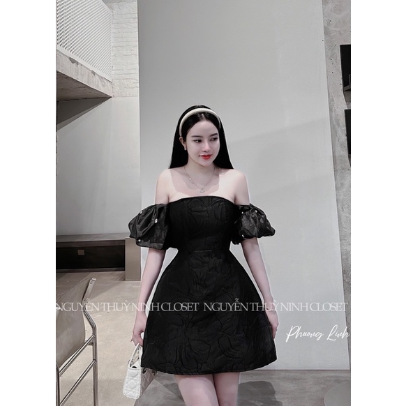 Váy gấm trễ vai tay phối bèo