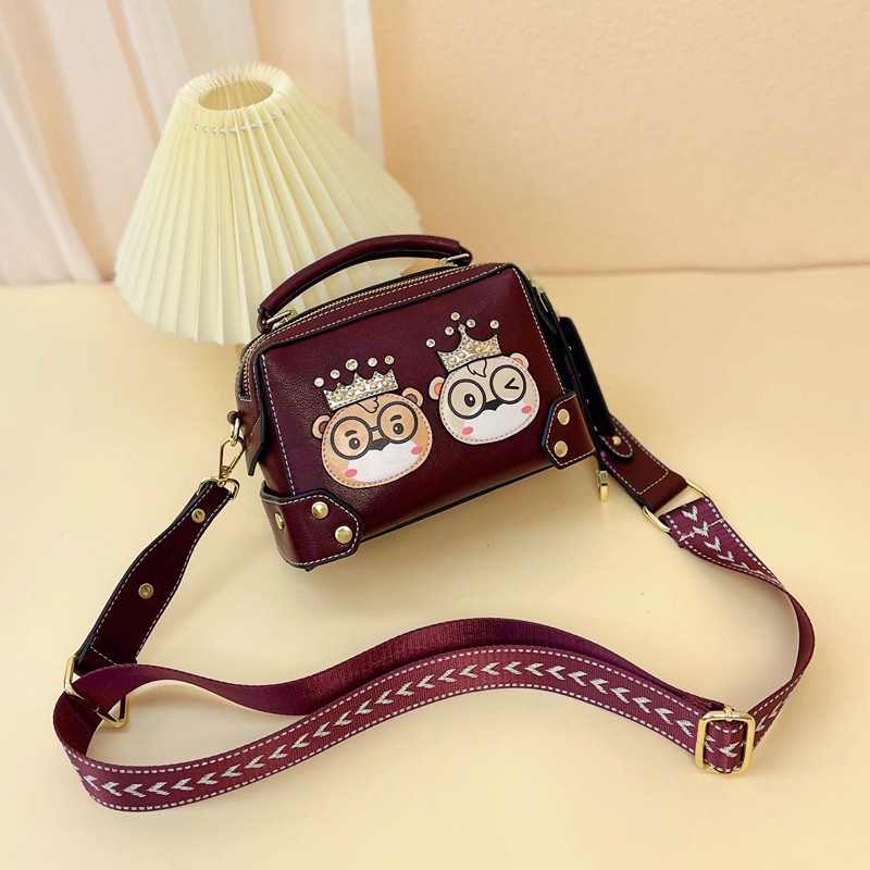 Túi Đeo Vai Boston Hình Gấu Dây Bản Rộng Chính Hãng Hàng Mới Dành Cho Bạn Nữ