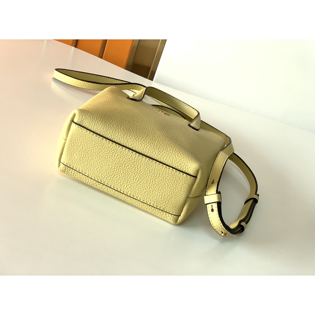 Túi đeo chéo nữ da thật thời trang cao cấp Salvatore Ferragamo phong cách tinh tế, sành điệu