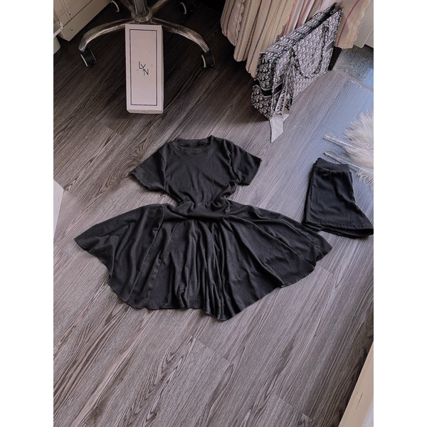 Set Đầm Tay Ngắn Xoè Vạt Đắp Sóng Bồng Bềnh Kèm Quần Cùng Vải Sịn