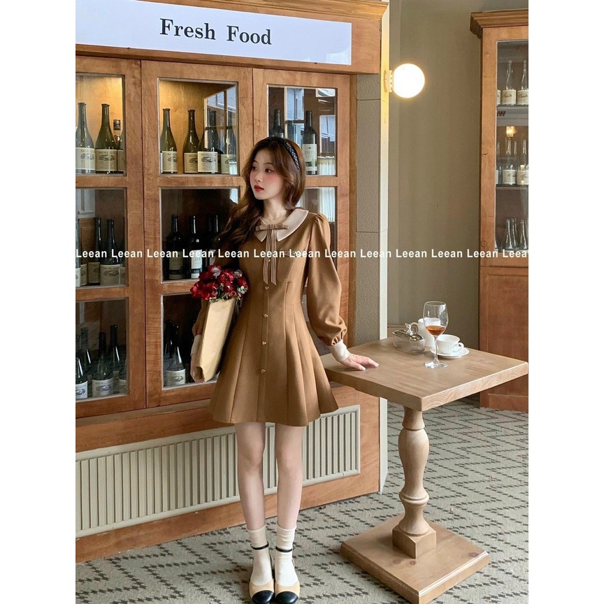 Đầm váy nữ tay dài cổ phổi nơ xinh sắn, màu nâu họa tiết đính nút bánh bèo khi dạo phố đi chơi