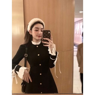 Váy đen cổ tàu viền trắng tay dài buộc nơ dọc cúc đồng