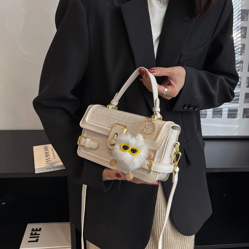 Túi đeo vai đeo chéo vân da bản lớn tặng kèm móc khóa thú bông siêu xinh 1247
