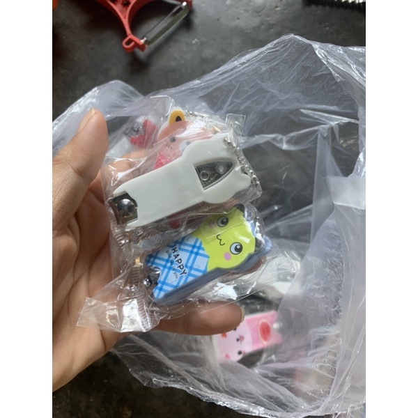 Bấm móng tay trẻ em