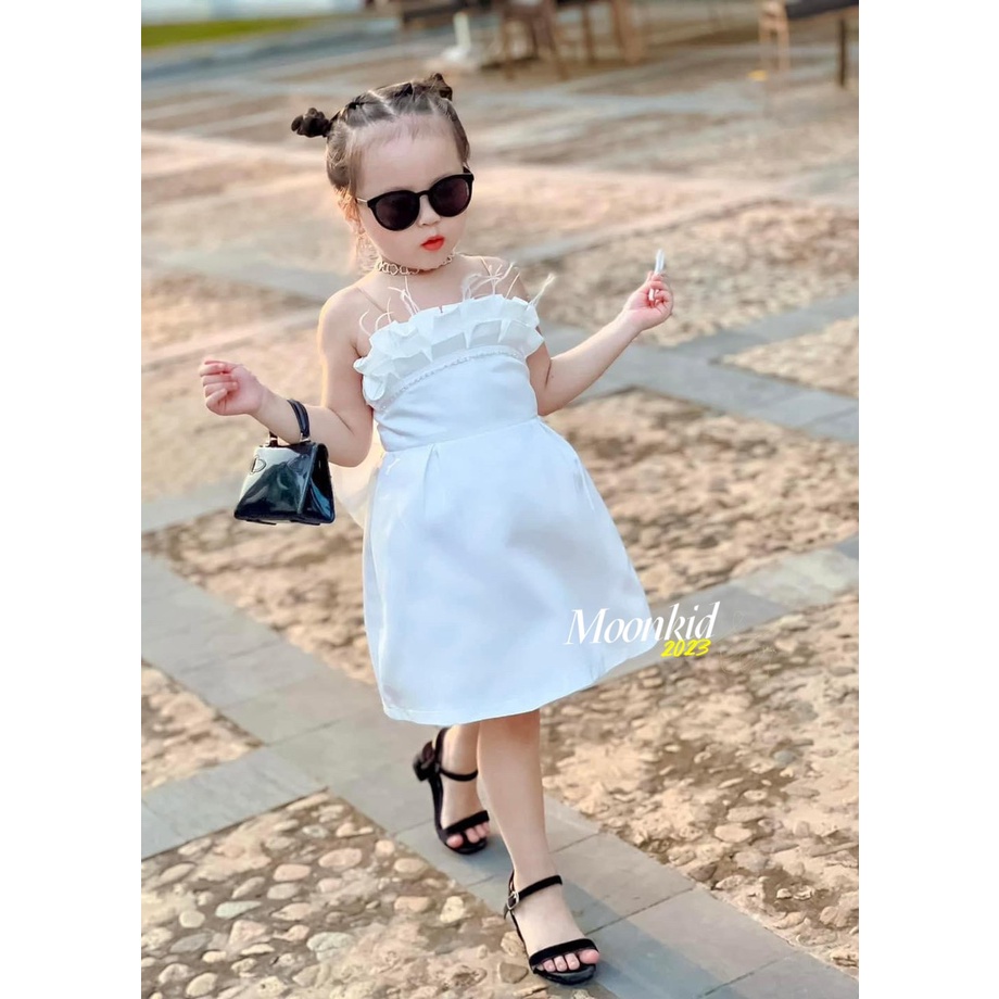 Váy trắng phồng xếp bèo ngực bé gái