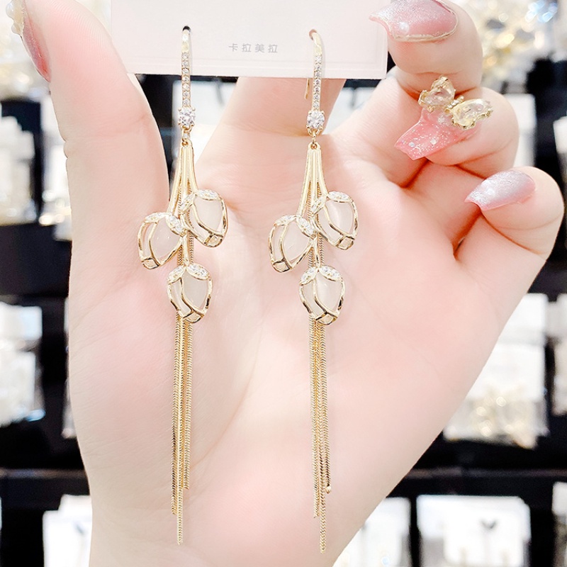 Khuyên Tai Hoa Tulip Trắng Đính Đá Opal Tua Rua Dài Thanh Lịch