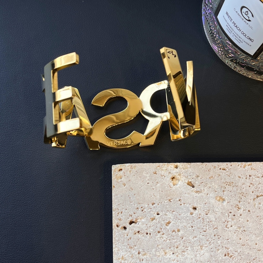 Vòng Tay Versace Bằng Thép Titan In Chữ Rỗng