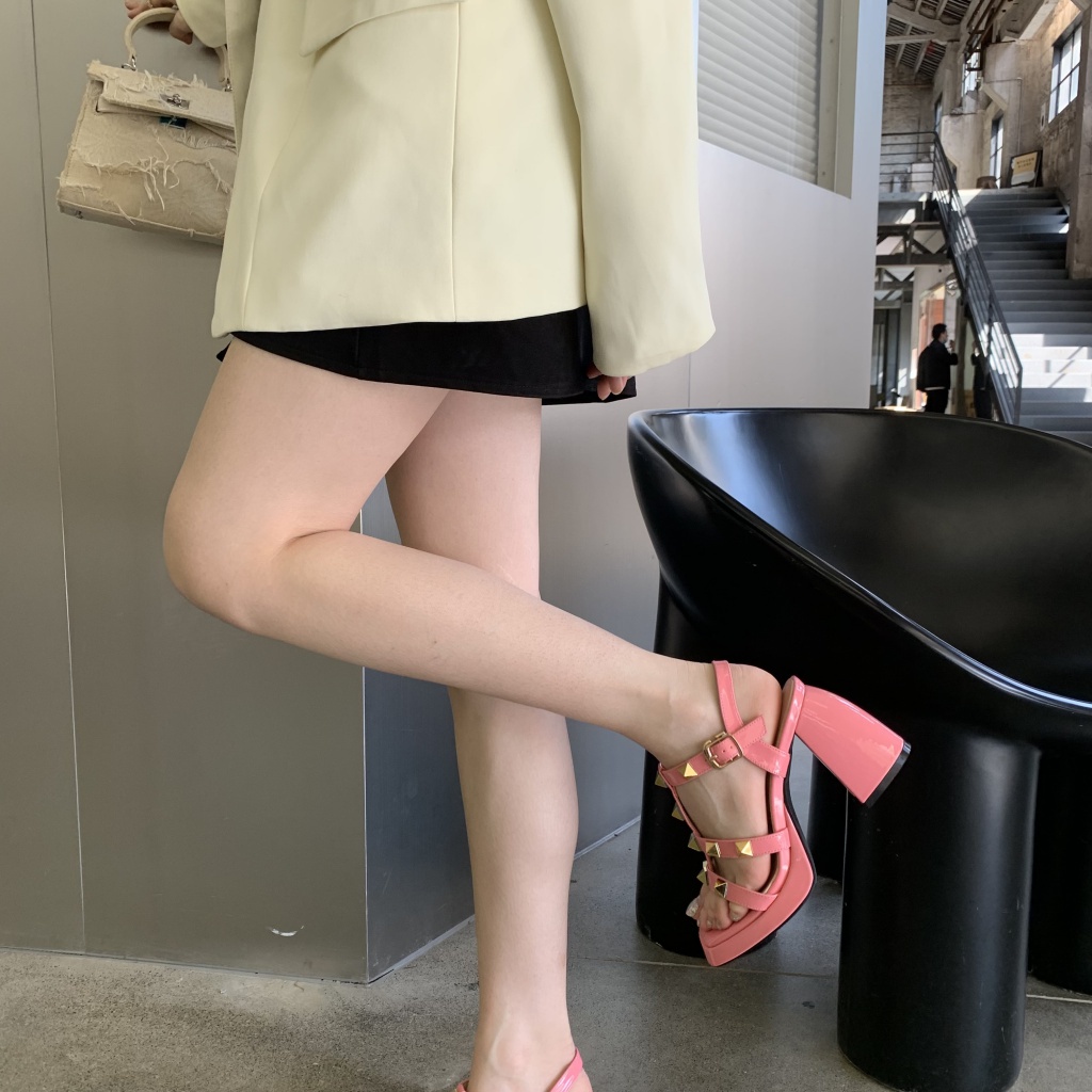 Giày Cao Gót Da Bóng Đế Dày Hở Ngón Đính Đinh Tán Chống Thấm Nước Thời Trang Xuân Hè 2023 Cho Nữ