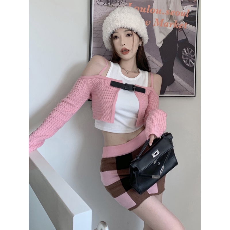 QKOOLE  Han Giải Trí Ngọt Ngào ~ Millennium Spice Set Áo Dệt Kim Trễ Vai Dáng Ngắn + Chân Váy Ngắn Ôm Hông Cho Nữ