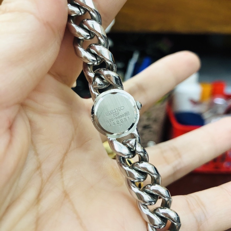 Đồng hồ nữ si dáng lắc tay hiệu Seiko