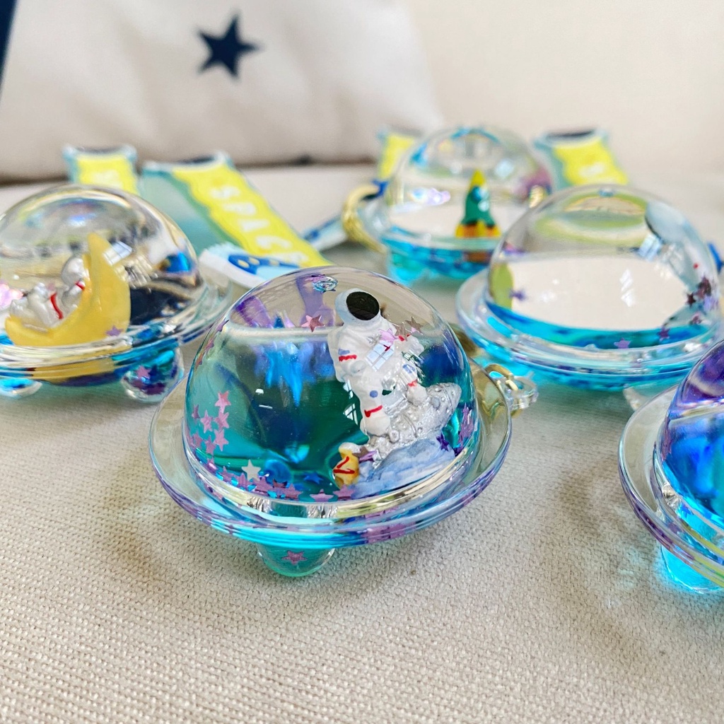 Móc Khóa Hình Phi Hành Gia UFO Bằng Acrylic