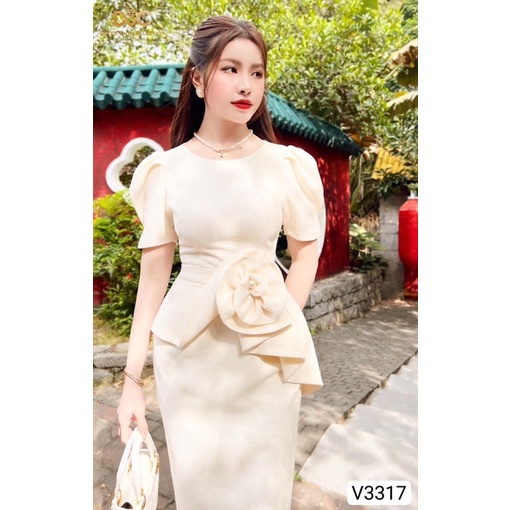 V3317 váy body màu be gắn bông hoa to