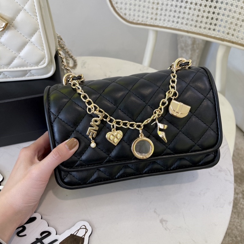 Túi cnk kèm charm xinh xắn có thể đeo vai và đeo chéo