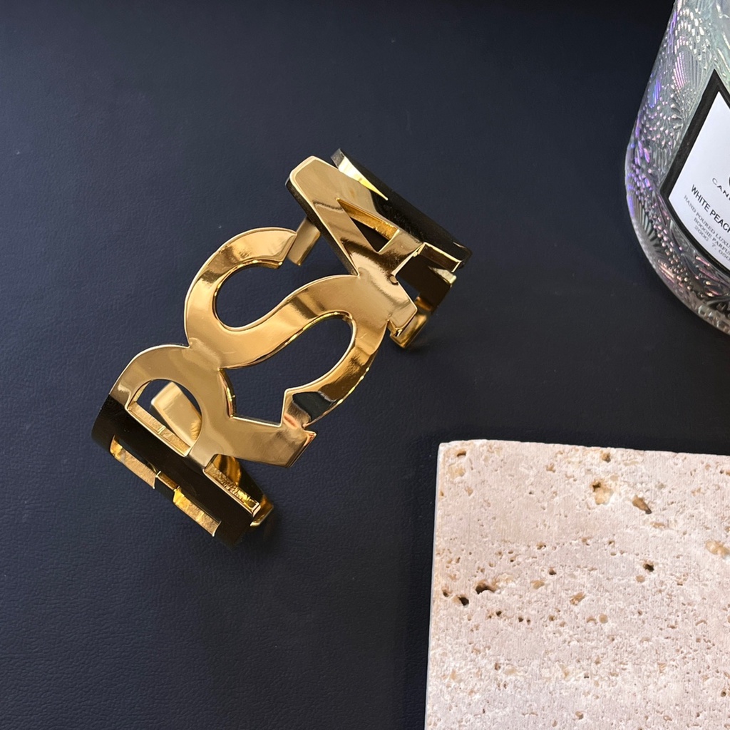 Vòng Tay Versace Bằng Thép Titan In Chữ Rỗng