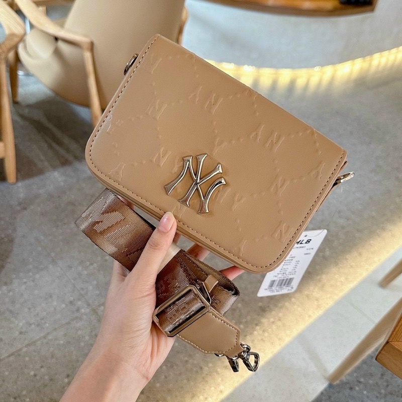 Túi da chéo dập monogram N.Y kèm túi mini bản xuất dư xịn.