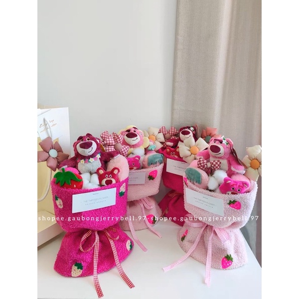 (Hàng Có Sẵn) Bó hoa gấu bông dâu tây Lotso thơm mùi kẹo dâu - tặng kèm túi và thiệp