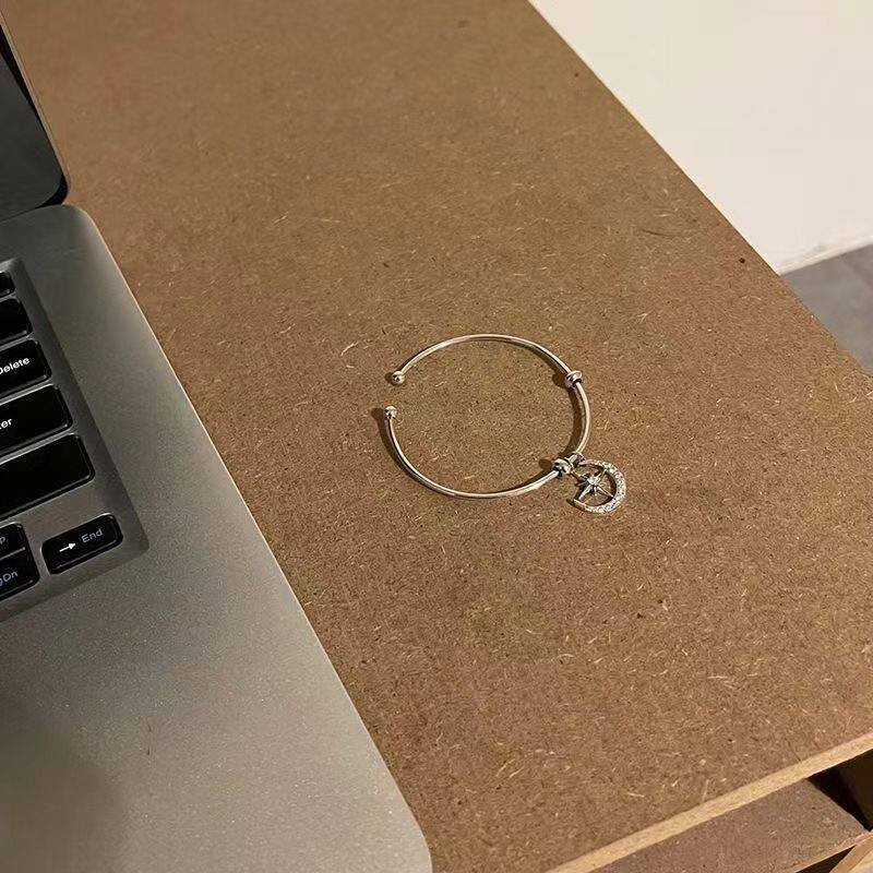 Vòng Tay Kim Loại Mặt Trăng Và Ngôi Sao Màu Bạc Thời Trang Cho Nữ