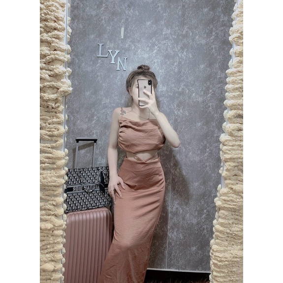 Đầm Lụa Satin Nhung Cổ Đổ Khoét Eo Đan Hở Lưng Dáng Dài Xẻ Tà