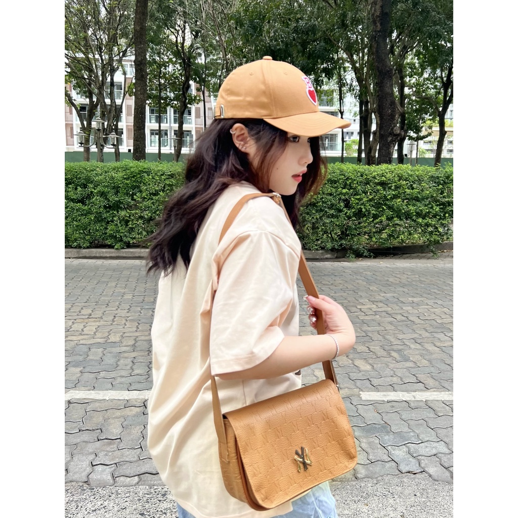 Túi MLB vân da Logo NY kim loại họa tiết Monogram 2023