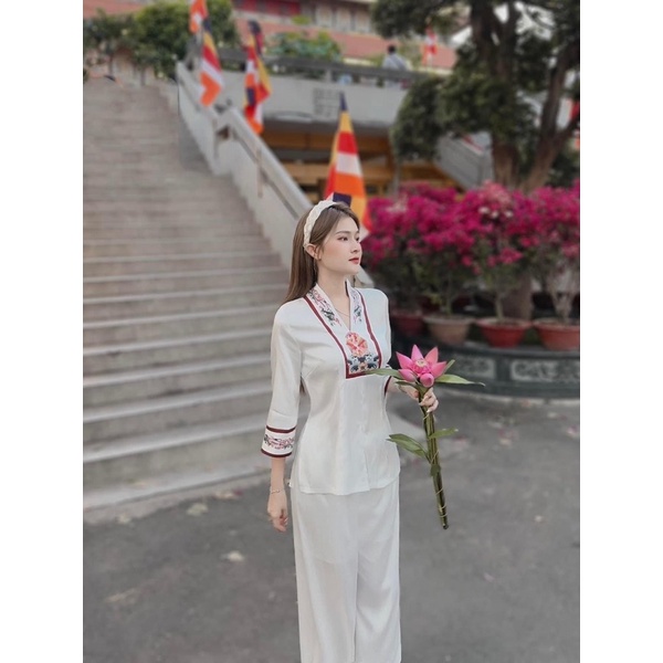 SET ÁO TRẮNG CỔ V THÊU HOA QUẦN SUÔNG