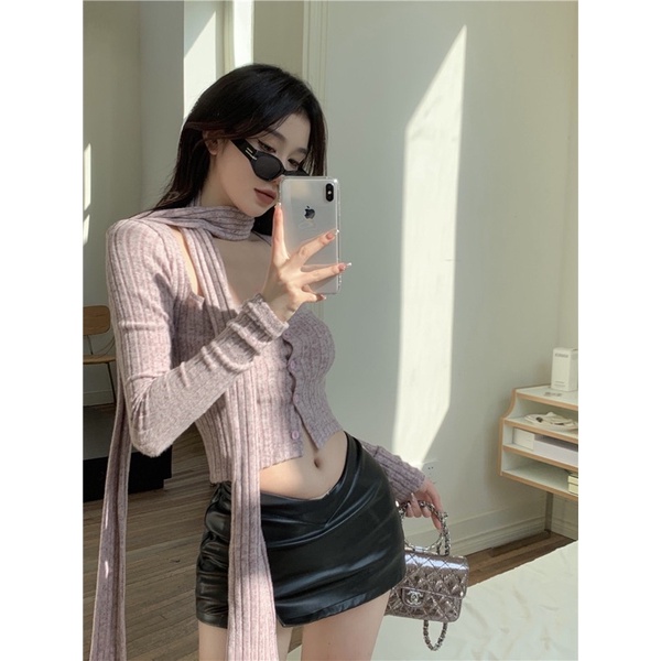 Áo cardigan mỏng kết hợp cùng khăn quyến rũ