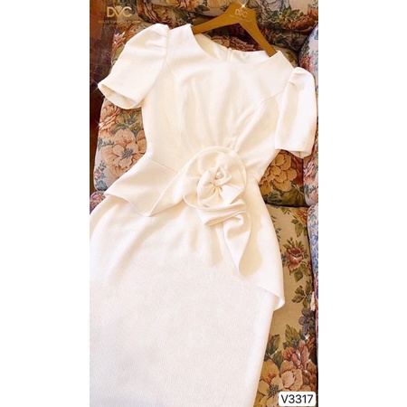 V3317 váy body màu be gắn bông hoa to