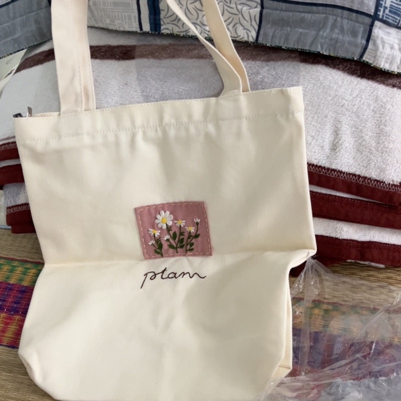 Túi tote thêu tay đắp vải cúc họa mi