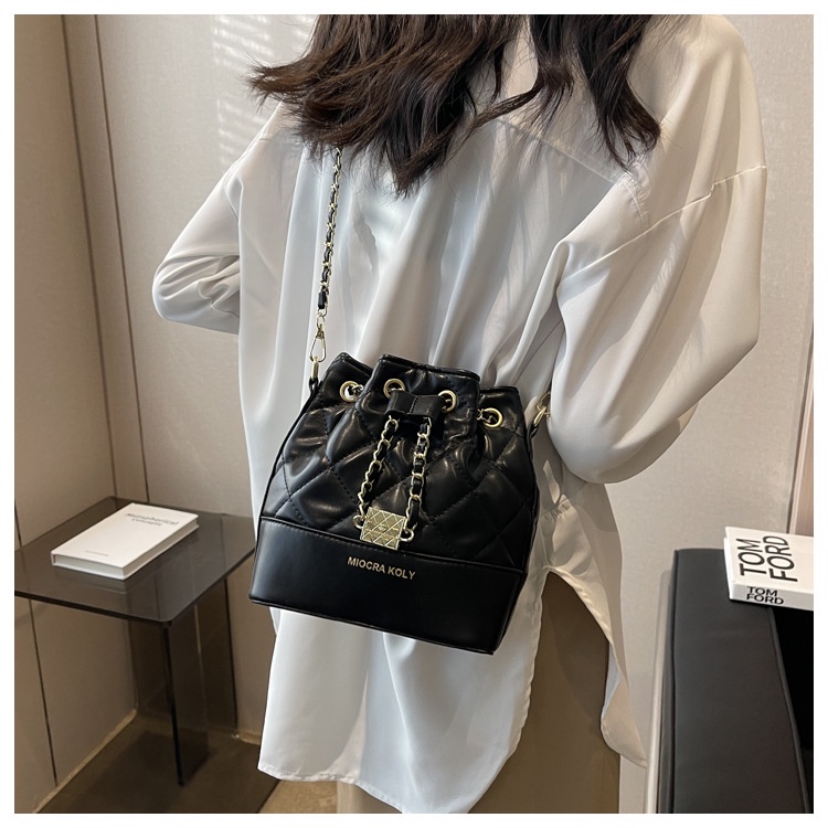 Túi Đeo Chéo Cỡ Lớn Phối Dây Xích Thời Trang 2023 Cho Nữ