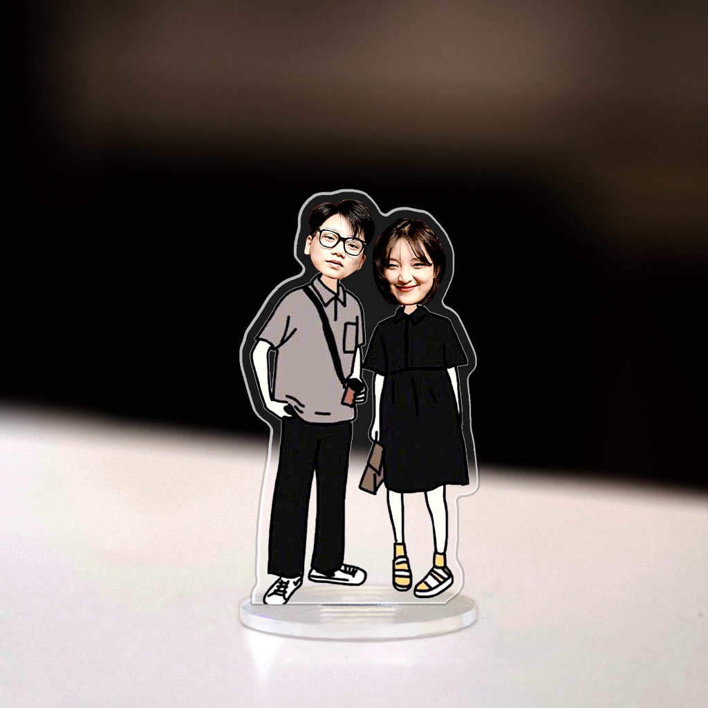 Mô hình standee mica đứng để bàn cặp đôi chibi đàng yêu custom theo yêu cầu cho người yêu, bạn gái, bạn trai