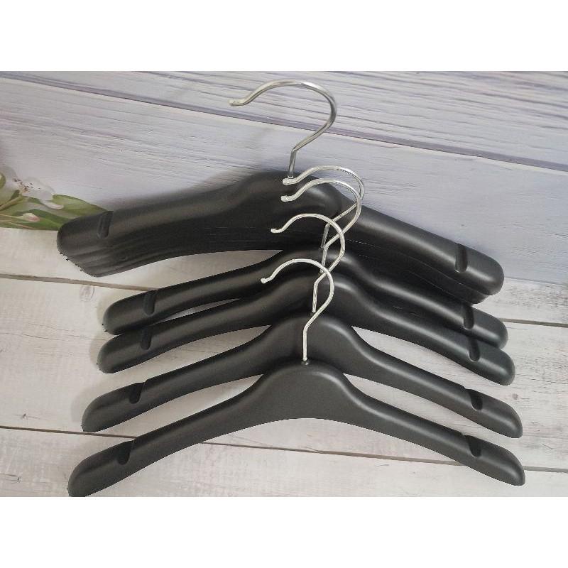 Móc quần áo nhựa đen vai to , đầu móc inox xoay 360 siêu rẻ_ hotdeal247