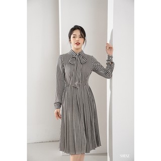 SHEAZ Đầm váy lụa kẻ sọc caro quả trám đen trắng cổ nơ tay dài xếp li midi dài qua đầu gối