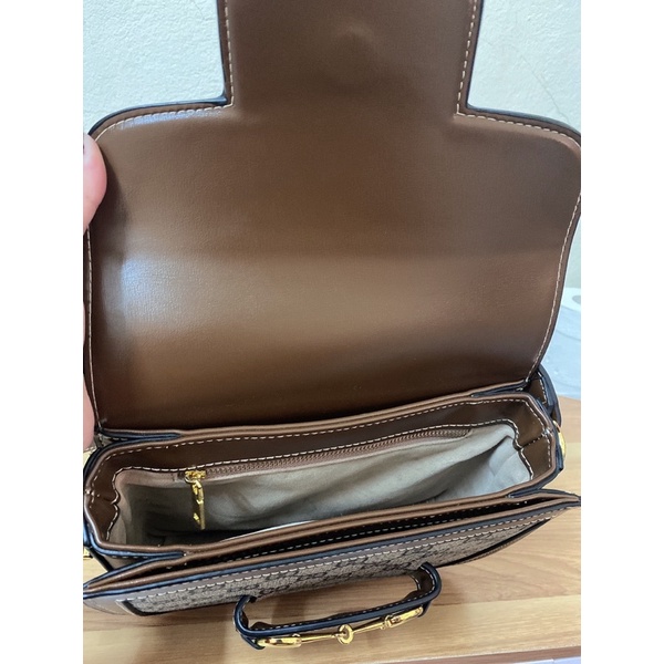 Túi xách đeo chéo bản Hà Hồ