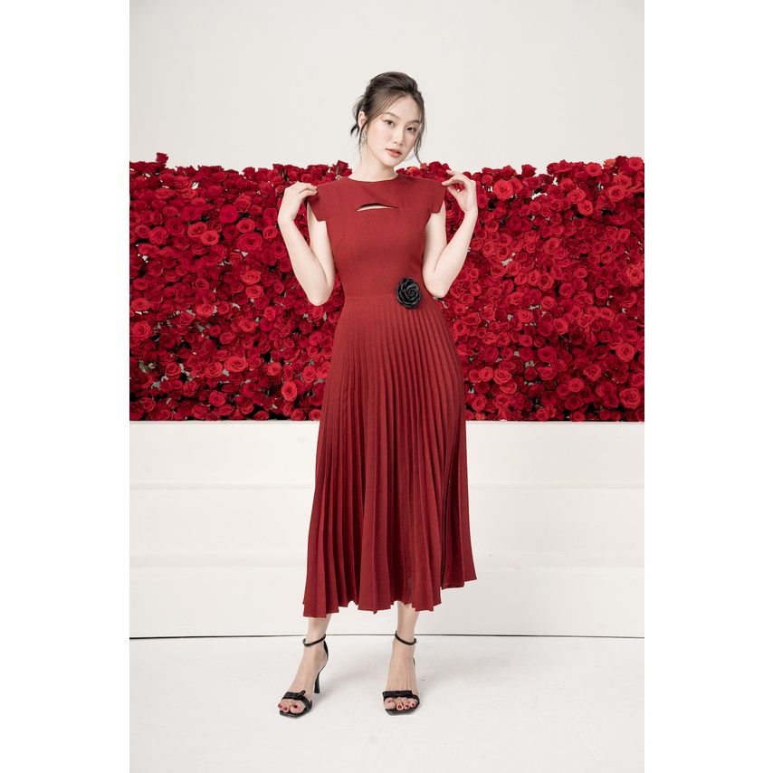 RẬP - Đầm Đỏ Tay Lỡ Cổ Tròn Cài Hoa Tùng Nhún - CHRIST 12