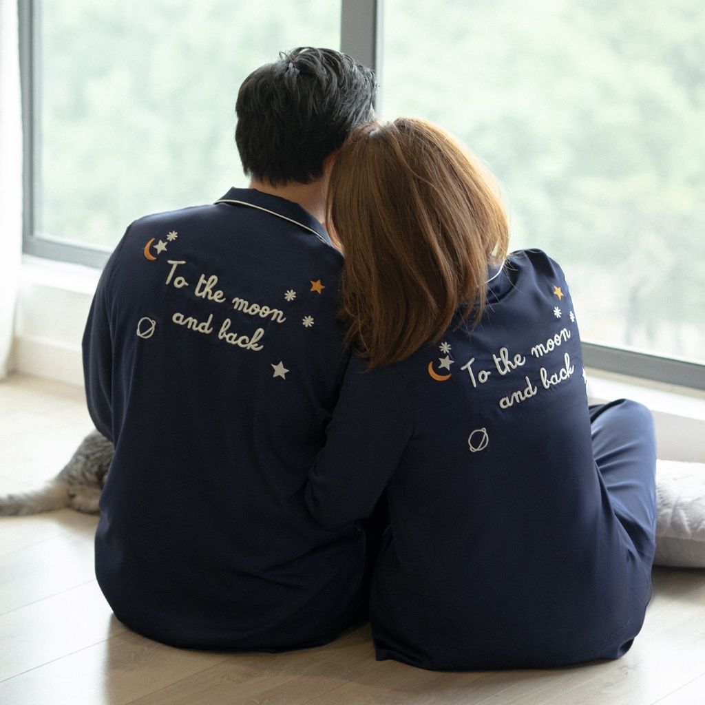 Bộ Pyjamas Đôi Nam Nữ Áo Dài Quần Dài Chất Liệu Lụa Xanh Navy Thêu Chữ Moon And Back LILAS BLANC