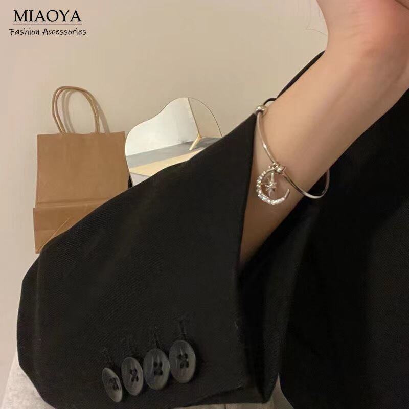 Vòng Tay Kim Loại Mặt Trăng Và Ngôi Sao Màu Bạc Thời Trang Cho Nữ