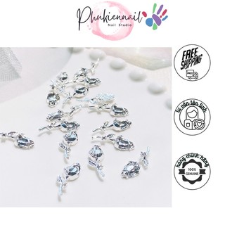 Charm nail hình bông hoa hồng nghệ thuật mẫu hot mới 2023