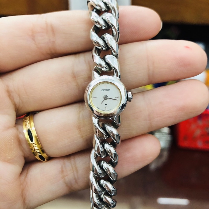 Đồng hồ nữ si dáng lắc tay hiệu Seiko