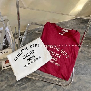 Áo thun chữ athletic.