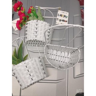 Giỏ mây cắm hoa treo tường