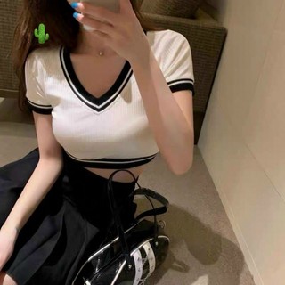 Áo thun croptop cổ tim phối viền