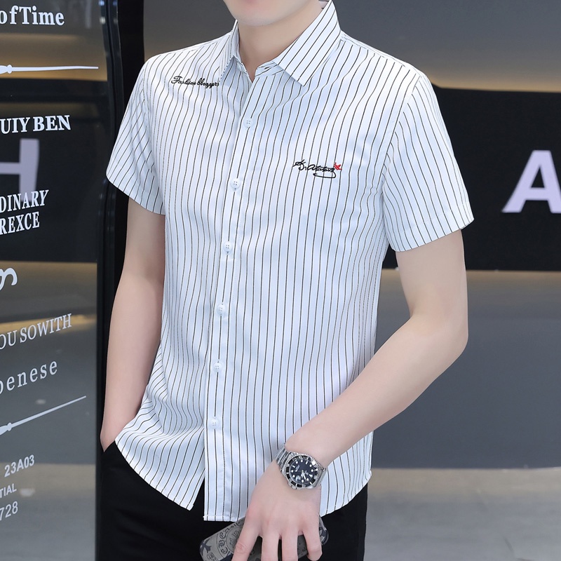 Áo Sơ Mi Nam Tay Ngắn Kẻ Sọc Thêu Chữ Đơn Giản Màu Trắng / Đen / Xám Nhạt Phong Cách Hàn Quốc
