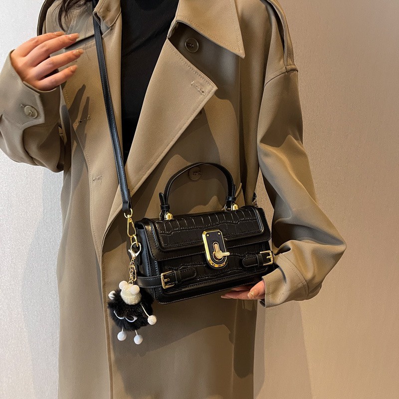 Túi đeo vai đeo chéo vân da bản lớn tặng kèm móc khóa thú bông siêu xinh 1247