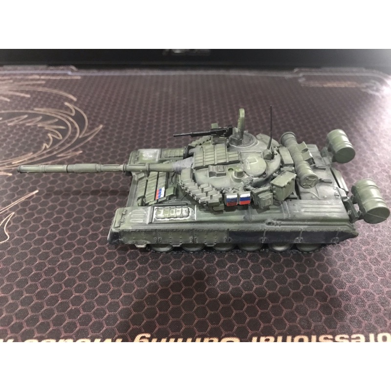 01 Mô hình xe tăng tỷ lệ 1:72 Amercom T-80BV trong camo quân đội Nga, tương tự ở chiến trường Ukraine.