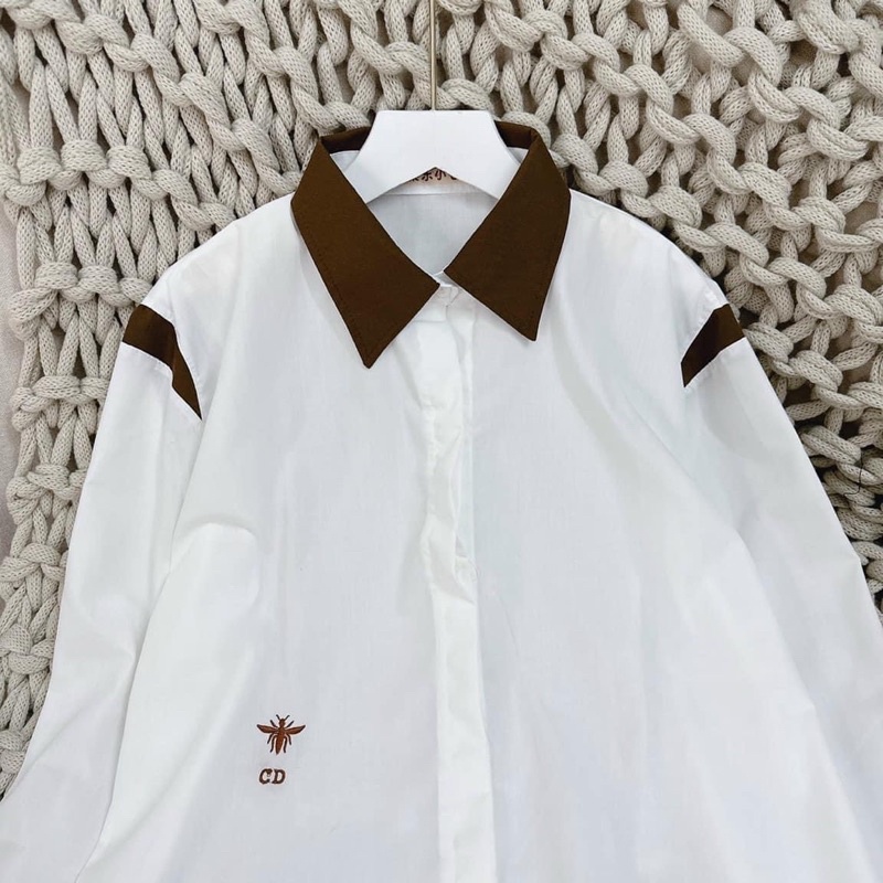 Áo sơ mi trắng pha cổ thêu ong b95