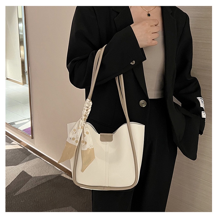 Túi tote Đeo Vai Cỡ Lớn Bằng Silicon Thời Trang Mùa Xuân 2023 Cho Nữ