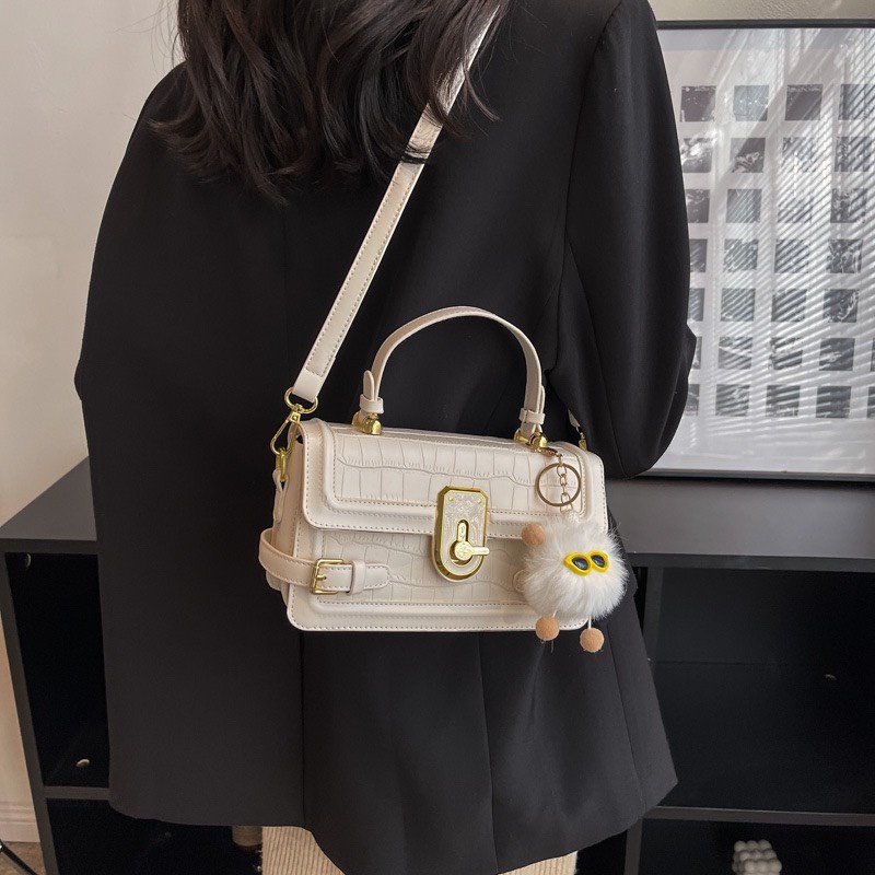 Túi đeo vai đeo chéo vân da bản lớn tặng kèm móc khóa thú bông siêu xinh 1247