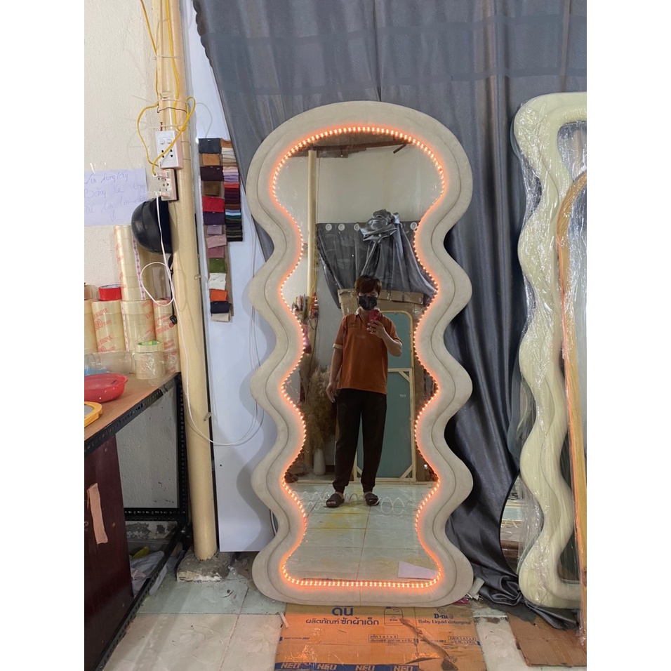 Gương soi toàn thân lượn sóng bọc nhung có đèn led