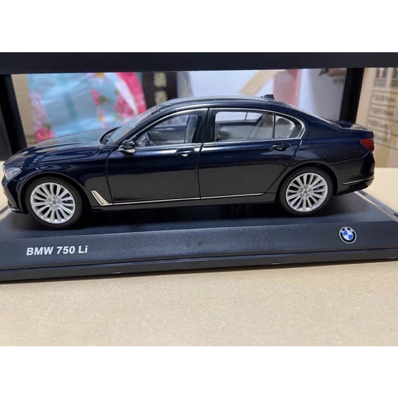 Mô hình xe sedan BMW 750i tỉ lệ 1:18